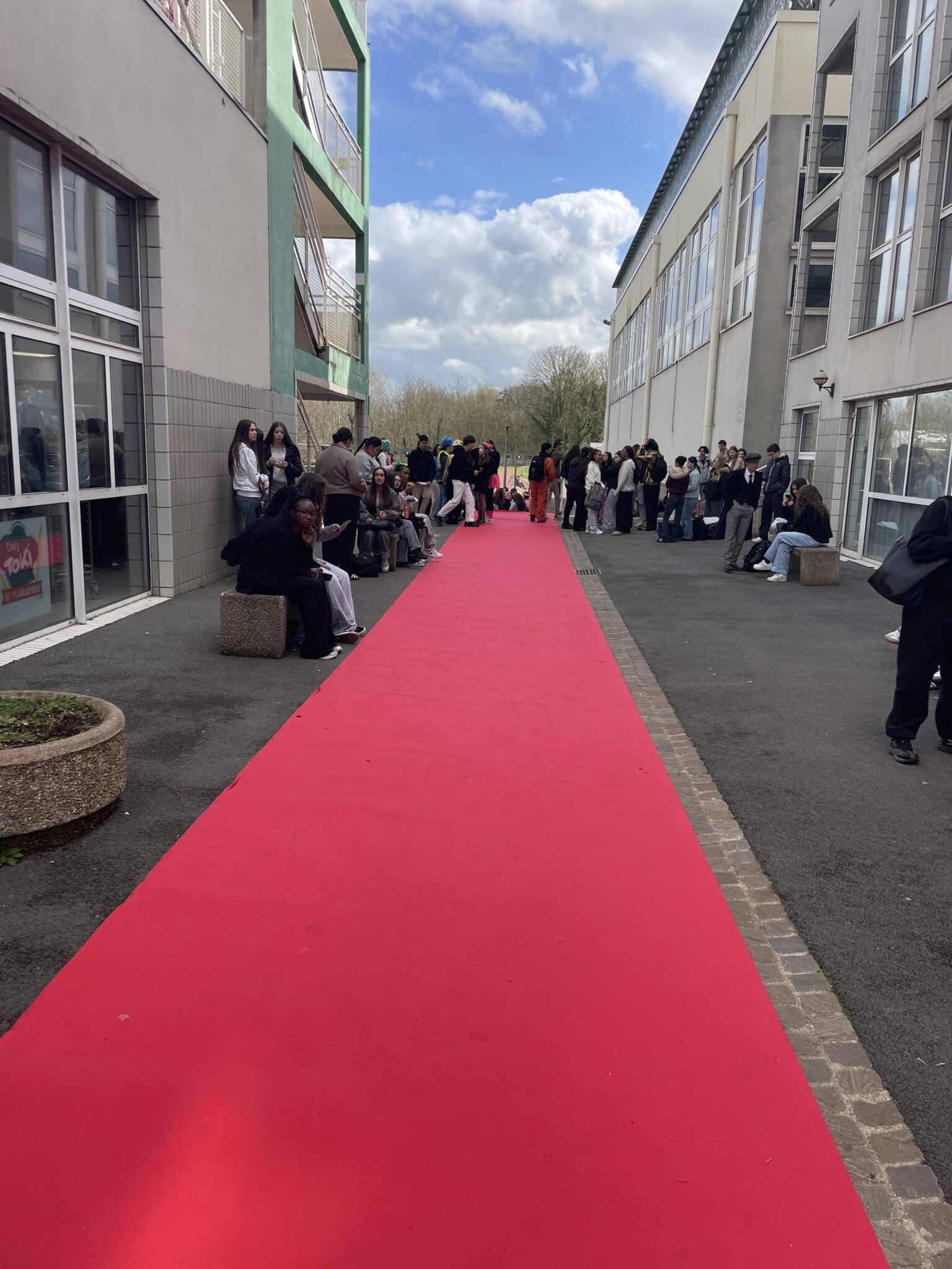MI-CARÊME: UN SOUFFLE DE FÊTE AU LYCÉE BOSSUET